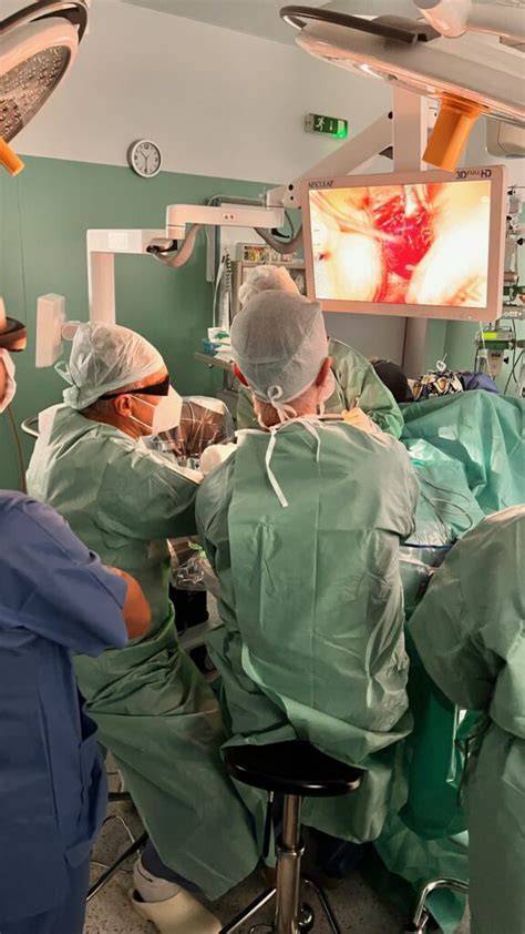 Operačný mikroskop pri operácii krčnej chrbtice