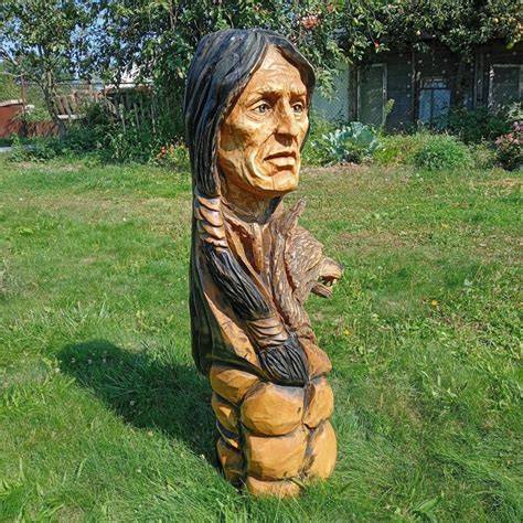 Drevené sochy neandertálcov v geoparku