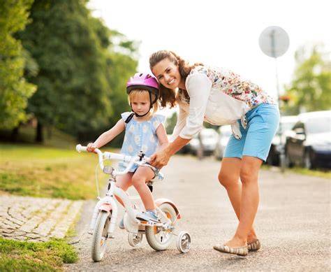 dieťa s prilbou pri bicyklovaní
